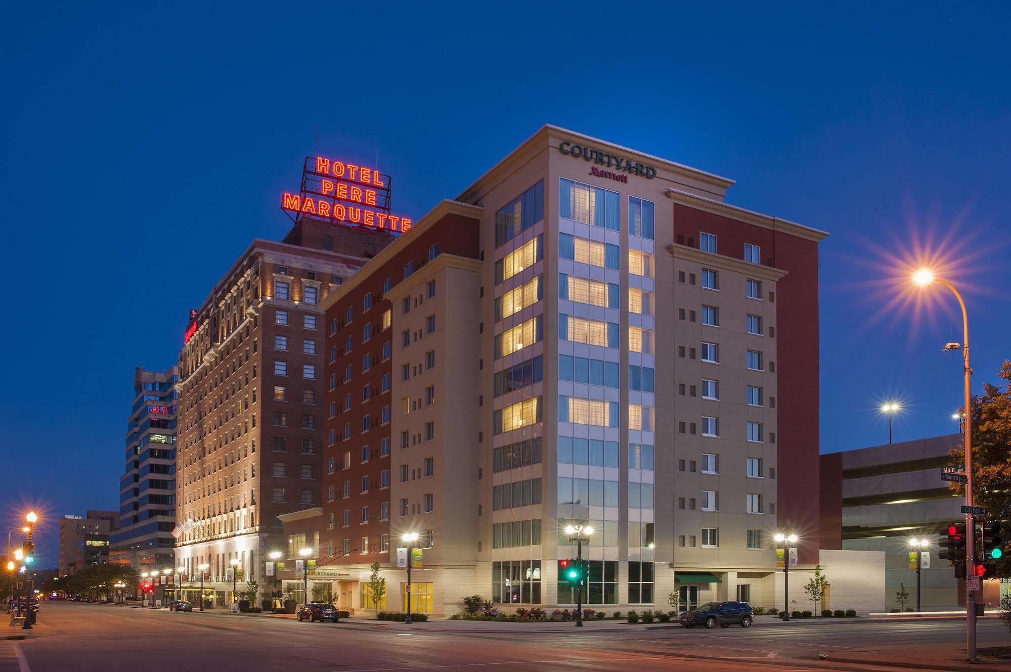 Courtyard Peoria Downtown Hotel Bagian luar foto